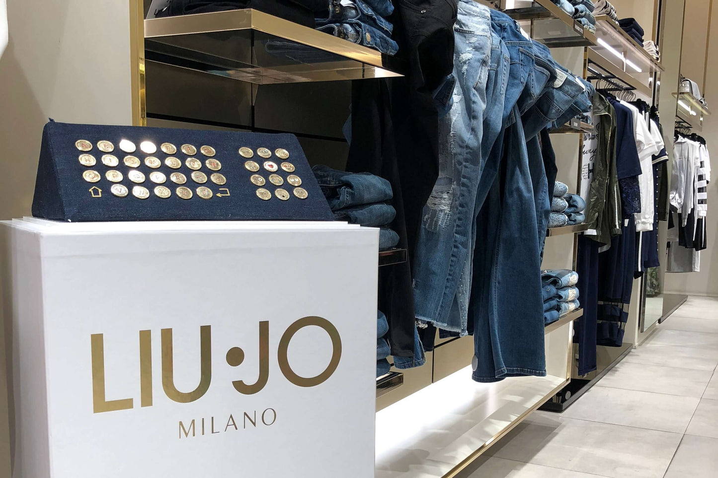 PERSONALIZEAZA-ȚI JEANȘII LA LIU JO