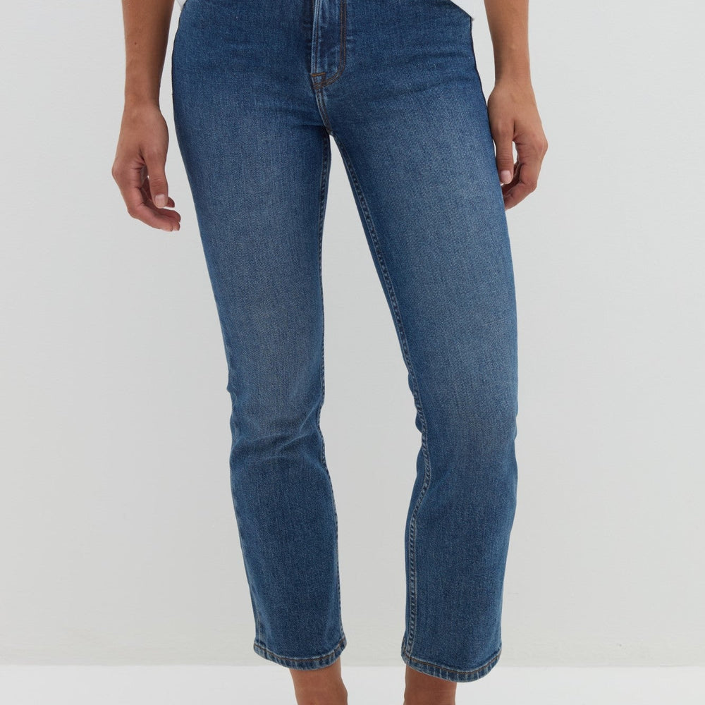
                      
                        Pantaloni denim STEFANEL de dama croiala regular IMBRACAMINTE STEFANEL Albastru 38 805314515385
                      
                    