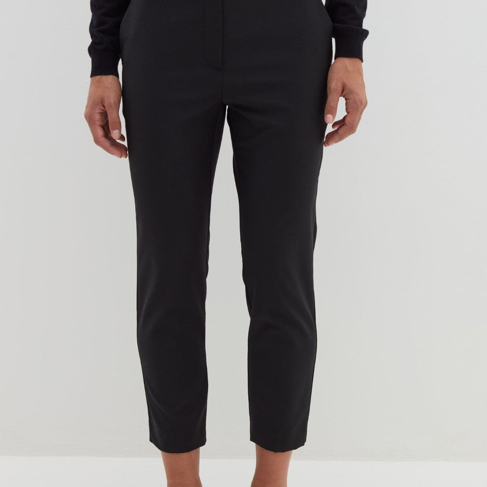 
                      
                        Pantaloni STEFANEL de dama eleganti IMBRACAMINTE STEFANEL Negru 38 805314540604
                      
                    