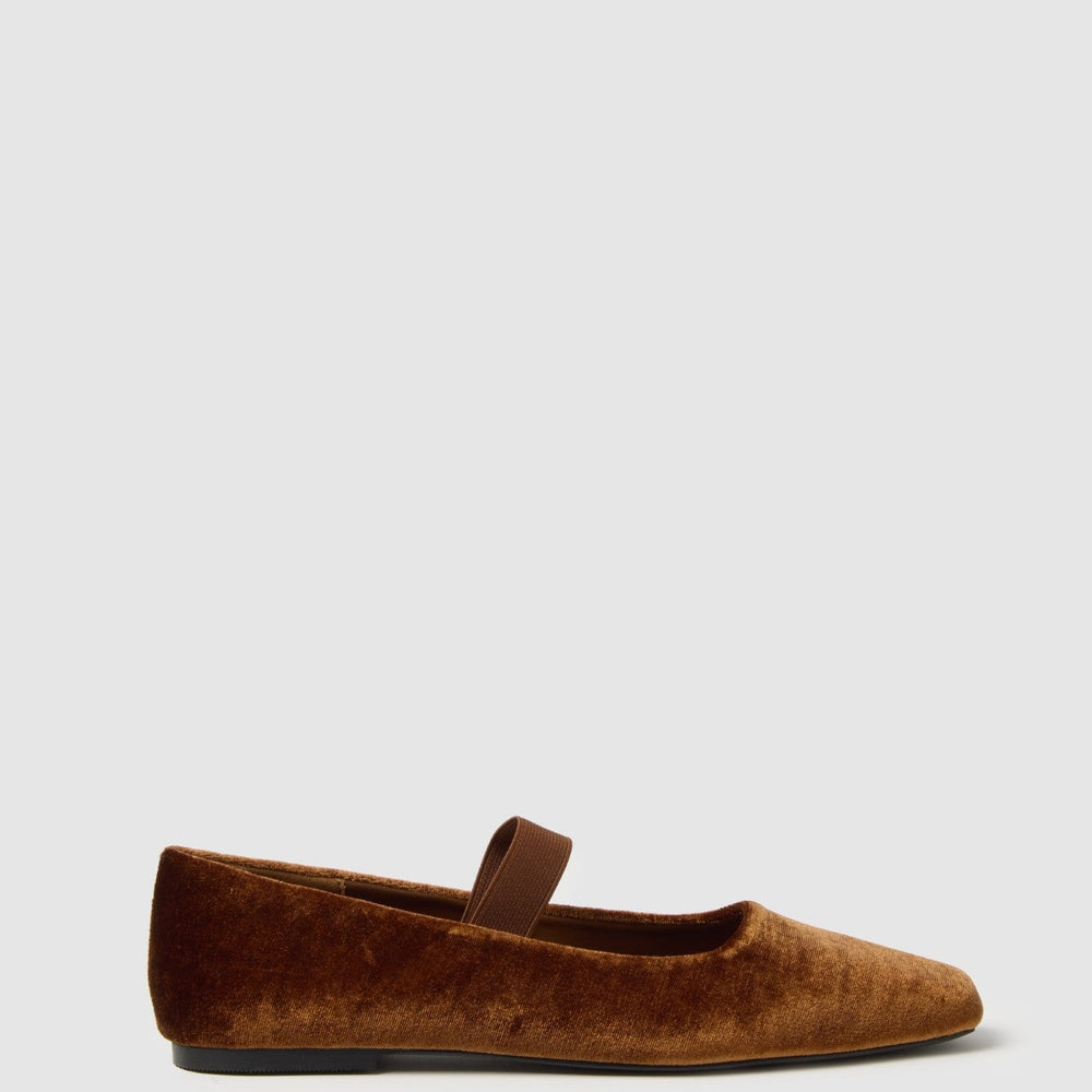 
                      
                        pantofi STEFANEL de Dama IMBRACAMINTE STEFANEL Maro 38 805791438379
                      
                    