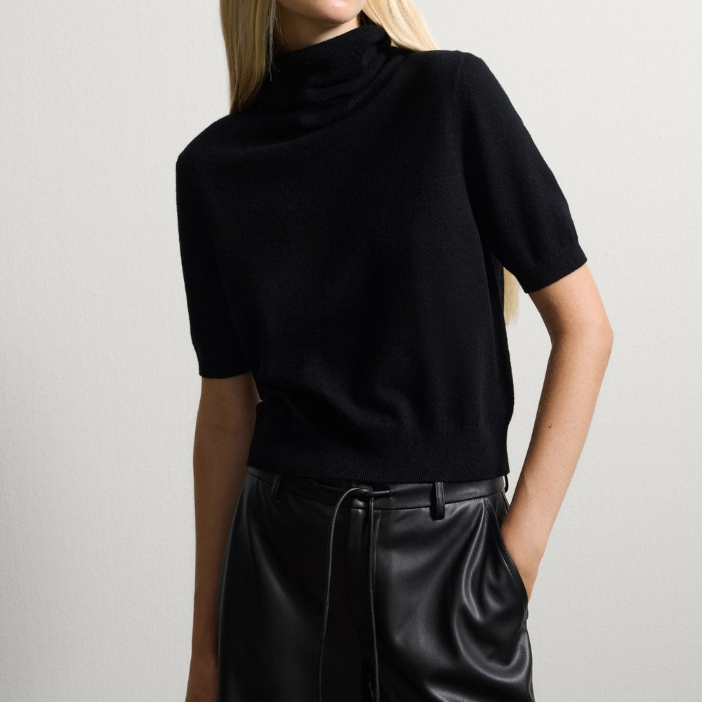 
                      
                        Pulover Maneca Scurta STEFANEL de Dama IMBRACAMINTE STEFANEL Negru XS 805791450150
                      
                    