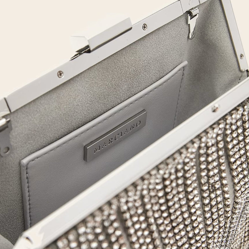 
                      
                        Geanta dama MARCIANO by GUESS cu strasuri DE MANA MARCIANO   
                      
                    