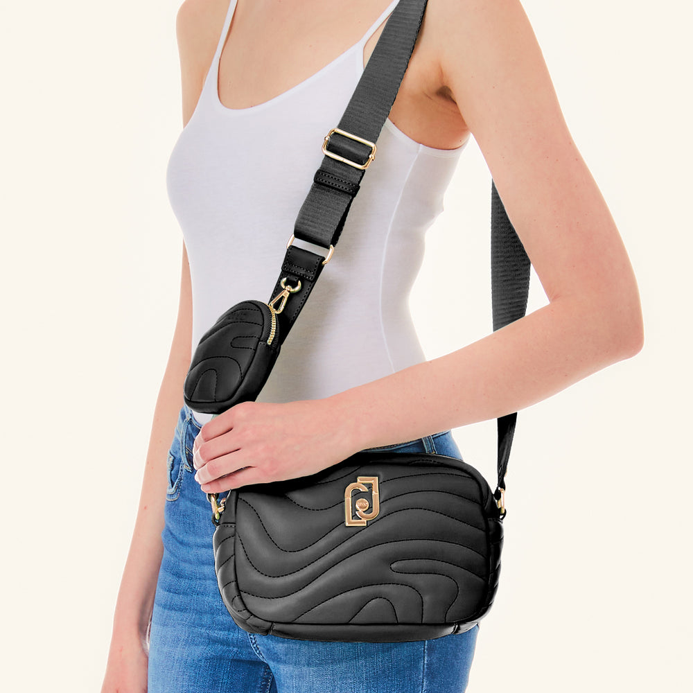 
                      
                        Geanta LIU JO crossbody  cu logo auriu si accesorizata cu portofel GENTI LIU JO   
                      
                    