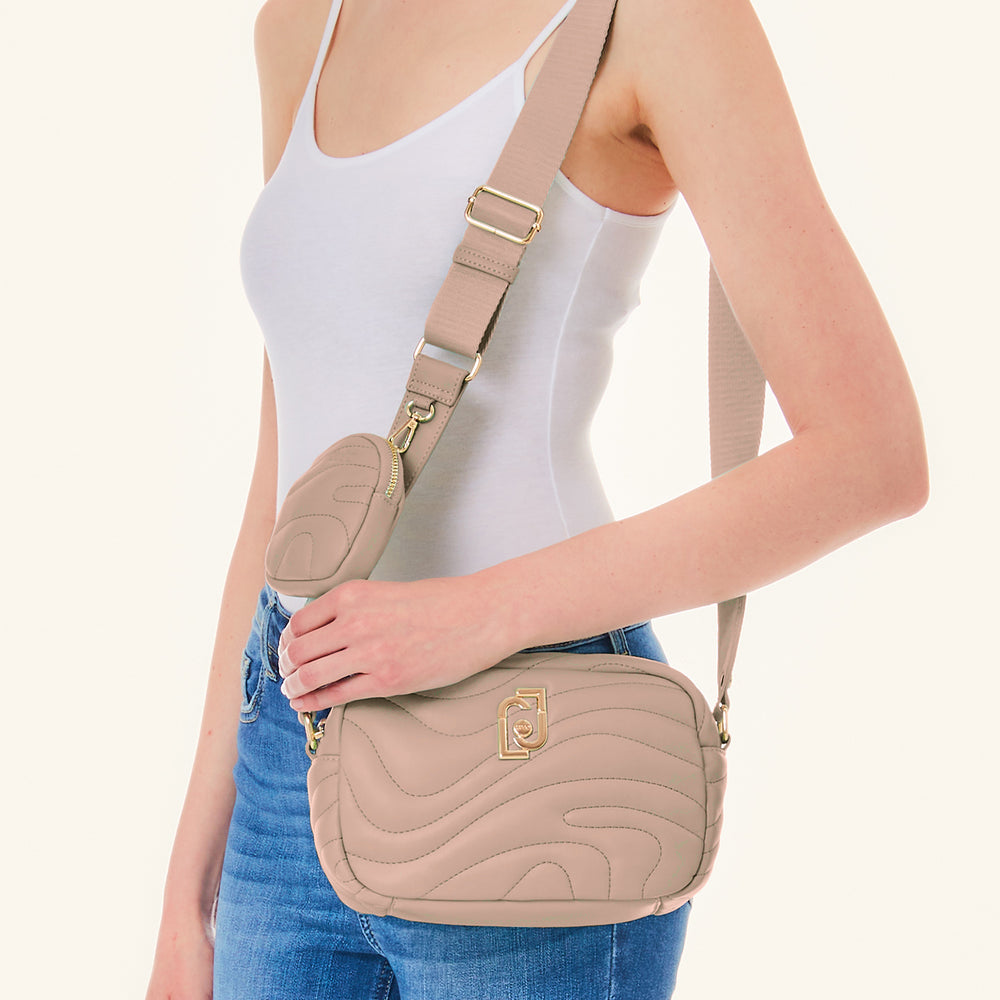 
                      
                        Geanta LIU JO crossbody  cu logo auriu si accesorizata cu portofel GENTI LIU JO   
                      
                    