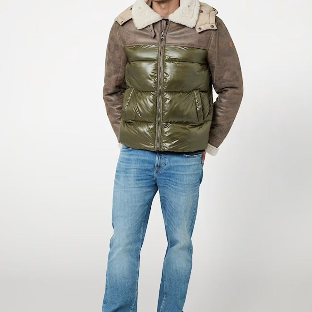 
                      
                        Geaca GUESS de barbati IMBRACAMINTE GUESS   
                      
                    