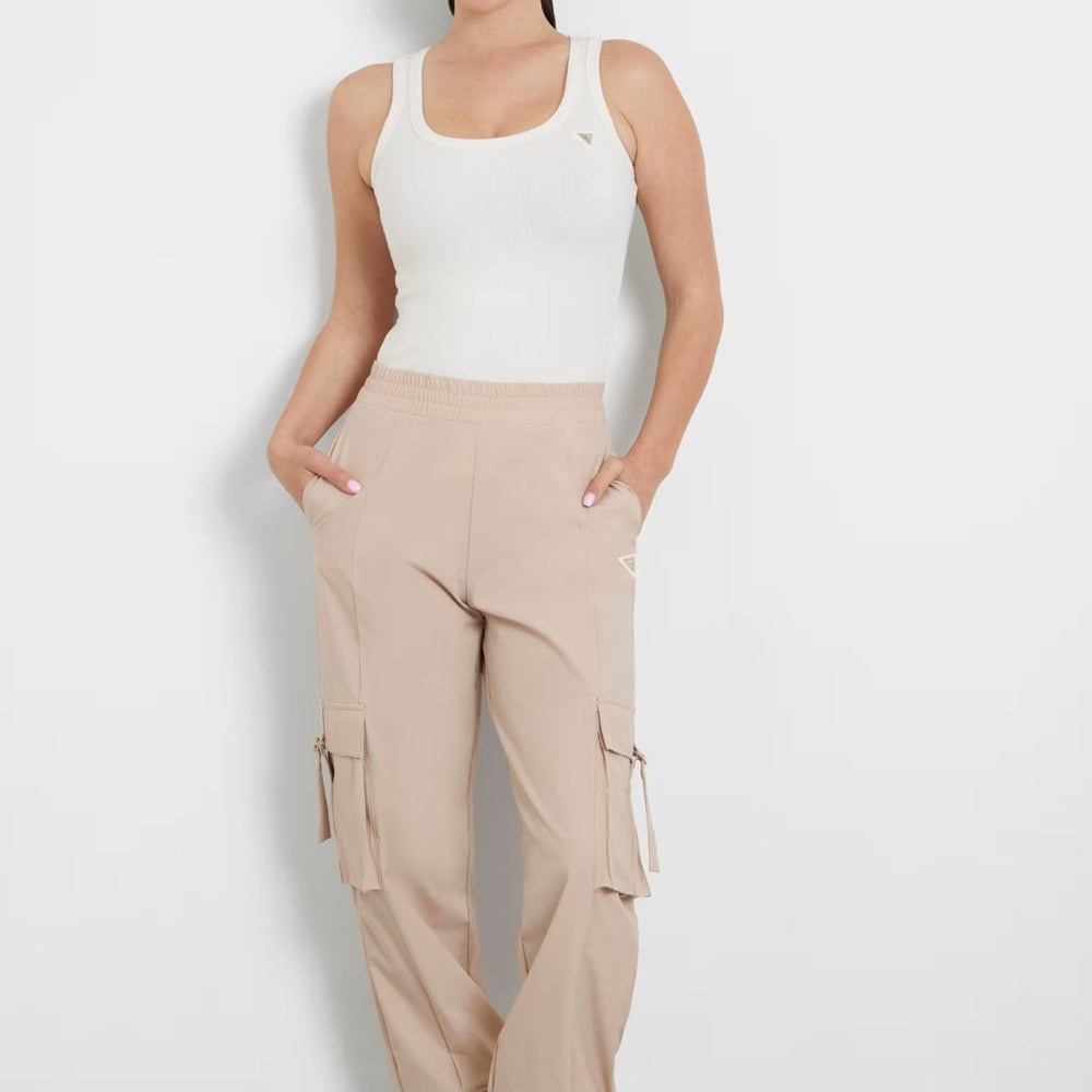 
                      
                        Maiou GUESS minimalist cu decupaj triunghiular IMBRACAMINTE GUESS   
                      
                    