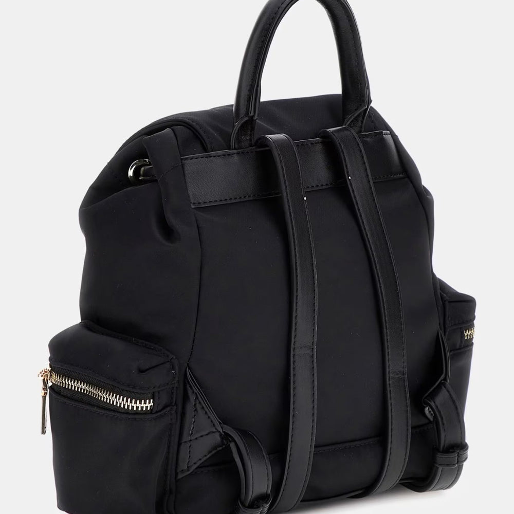 
                      
                        Rucsac GUESS cu buzunare închidere cu fermoar si logo metalic IMBRACAMINTE GUESS   
                      
                    
