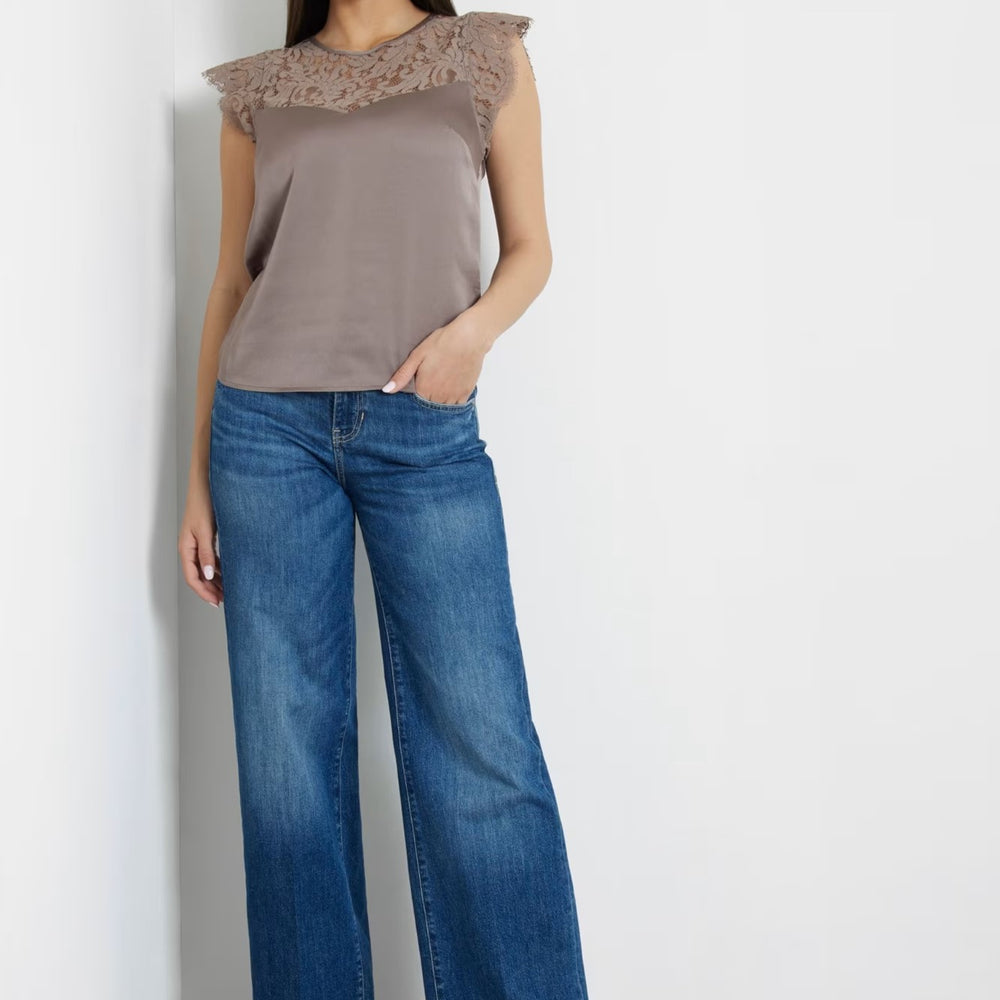 
                      
                        Bluza GUESS de dama fara maneci cu dantela IMBRACAMINTE GUESS   
                      
                    