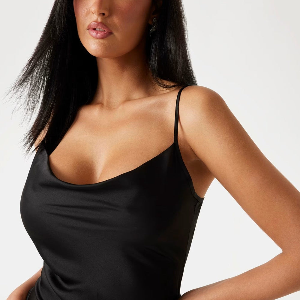 
                      
                        Rochie eleganta Guess midi din satin IMBRACAMINTE GUESS
                      
                    
