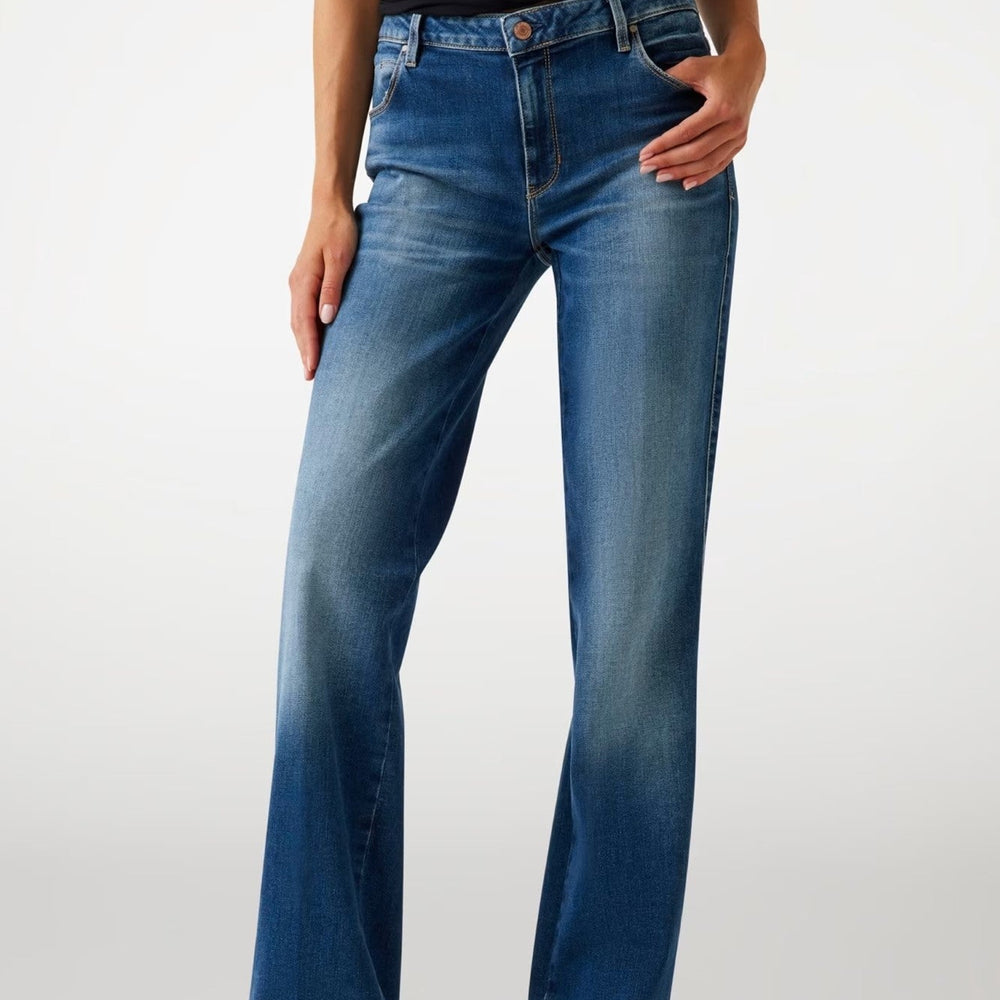 
                      
                        Pantaloni Denim GUESS de Dama IMBRACAMINTE GUESS
                      
                    