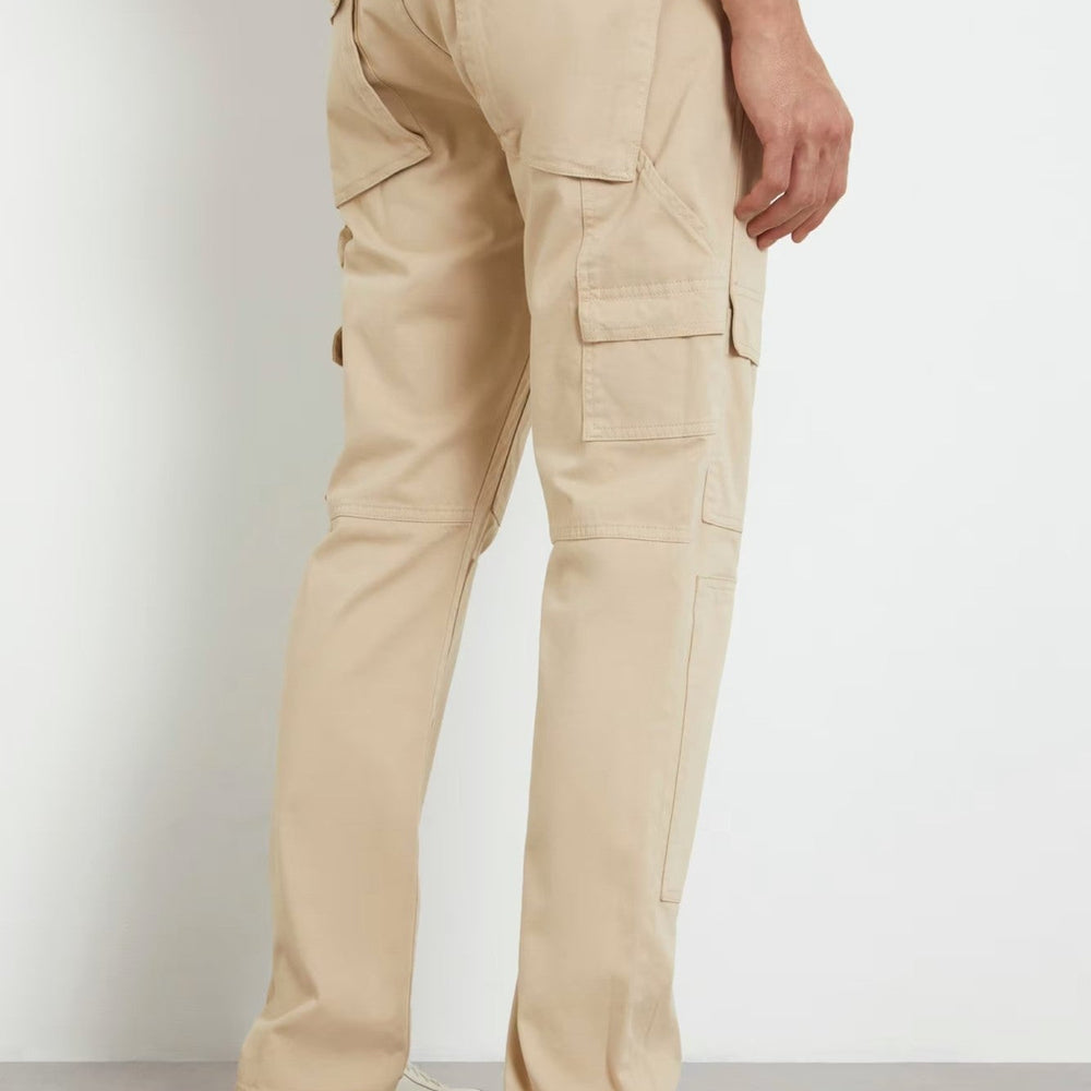 
                      
                        Pantaloni GUESS Barbati Stil Cargo Cu Buzunare Laterale Si Talie Medie IMBRACAMINTE GUESS   
                      
                    
