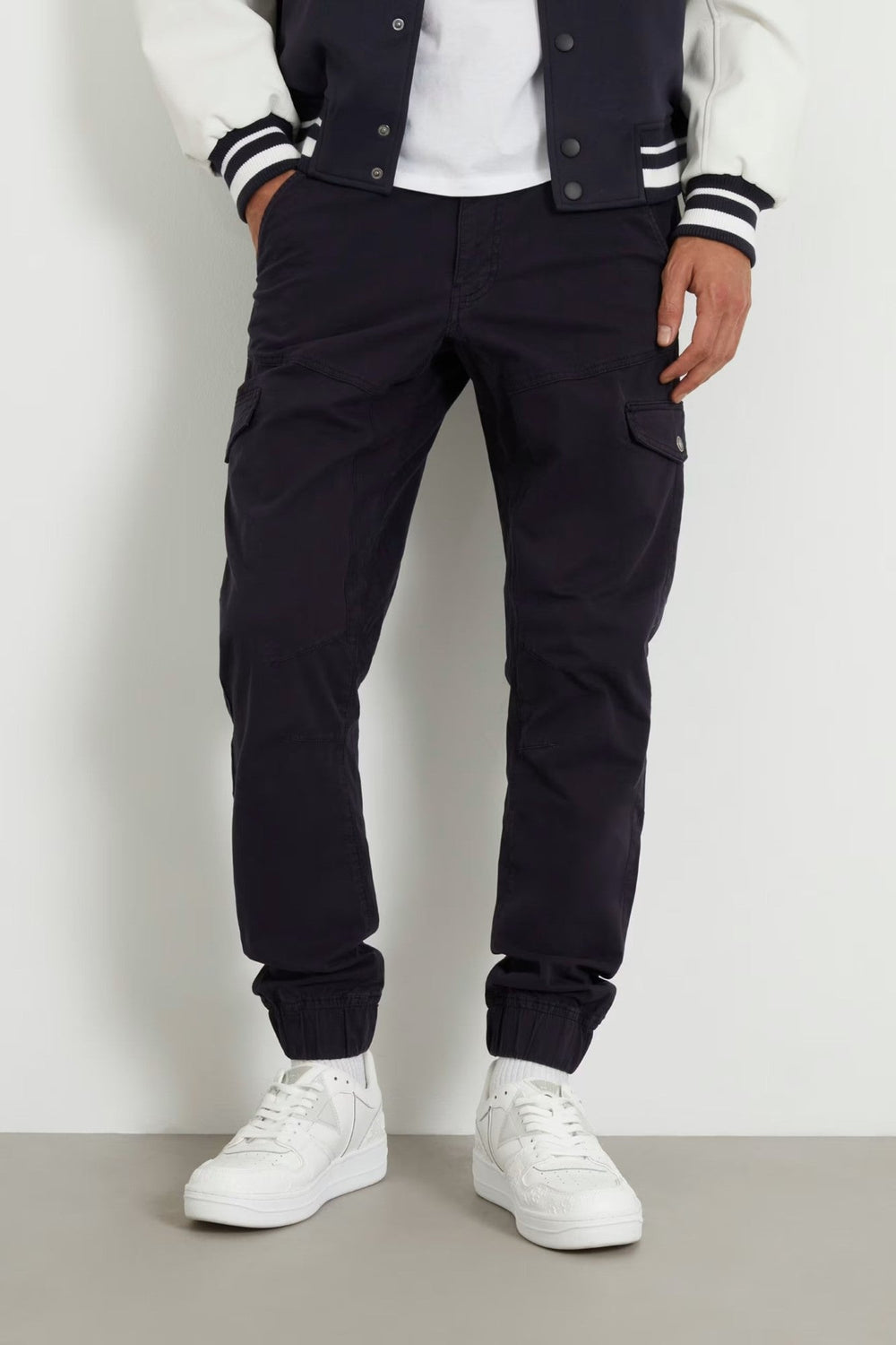 Pantaloni GUESS De Barbati Cu Buzunare Laterale IMBRACAMINTE GUESS Albastru 29 762492645182