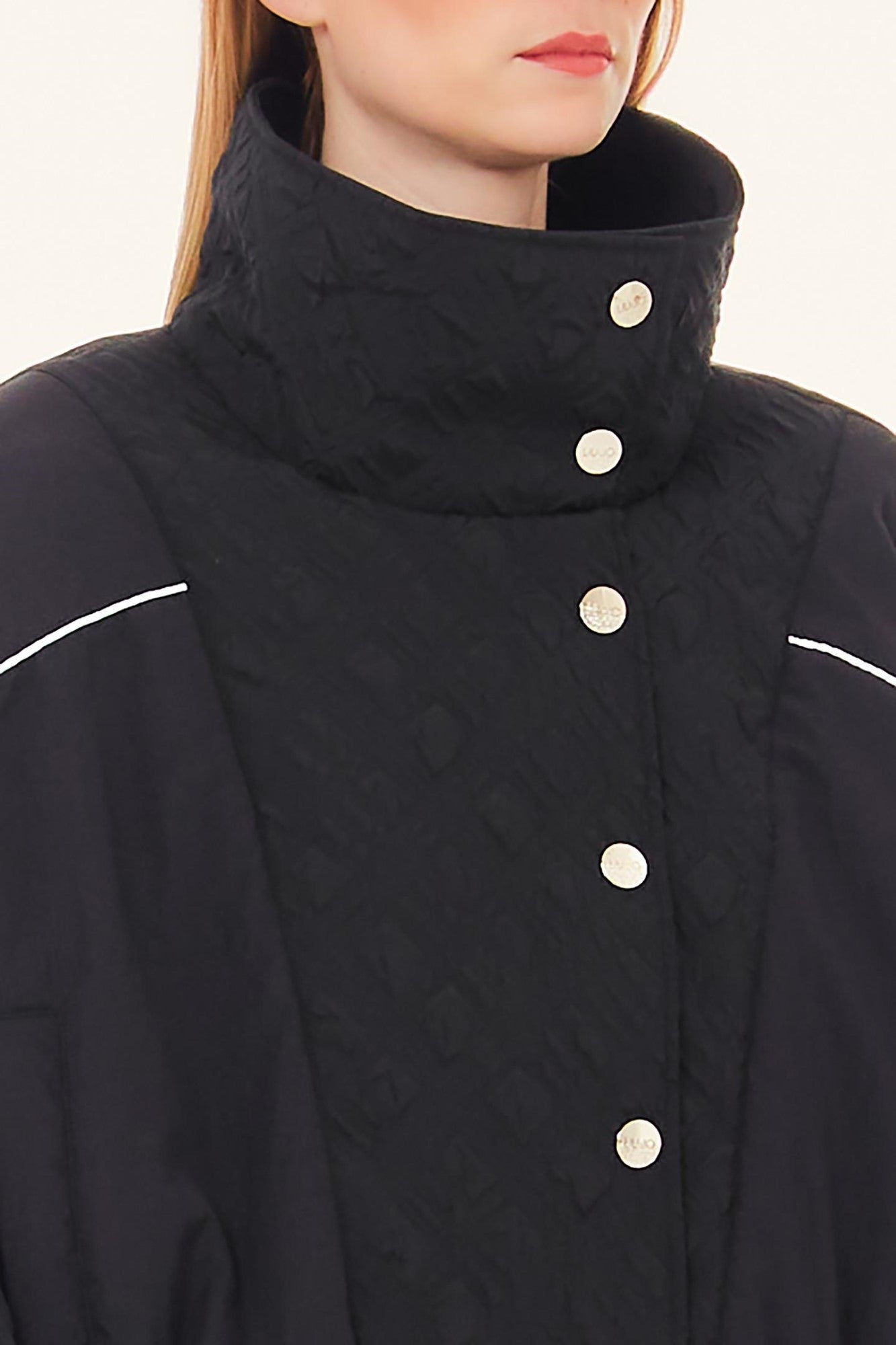Jacheta LIU JO cu logo în relief guler înalt talie elastica si închidere cu capse IMBRACAMINTE LIU JO   