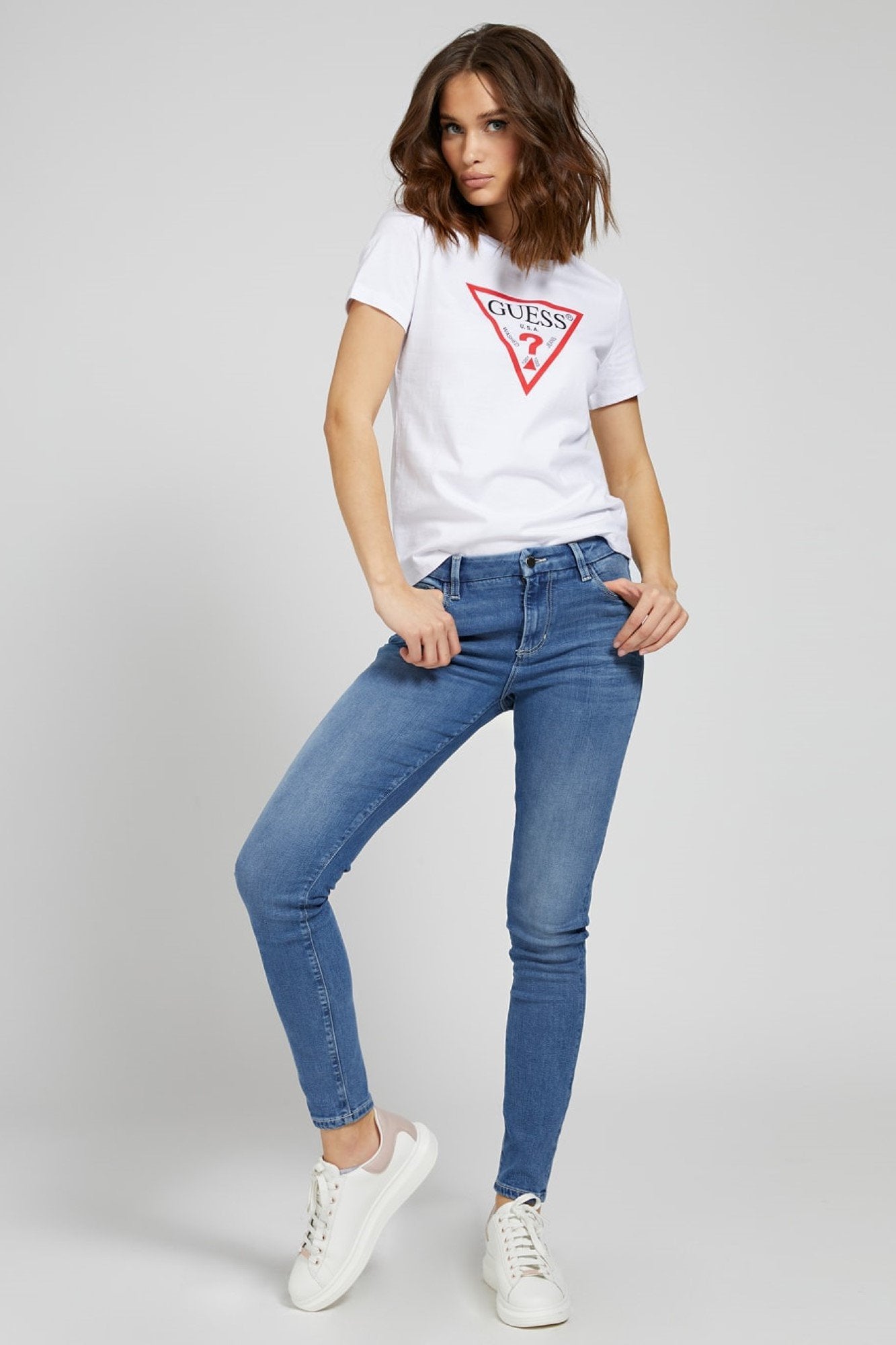 Tricou GUESS W1YI1BI3Z11 - Culoare: Alb - img. 3 \ ALB, ALBASTRU, FEMEI, GLOBAL, GRI, GUESS, IMBRACAMINTE, LOGO, NEGRU, SPRING/SUMMER '23, SS23, TRICOURI, W1YI1BI3Z11