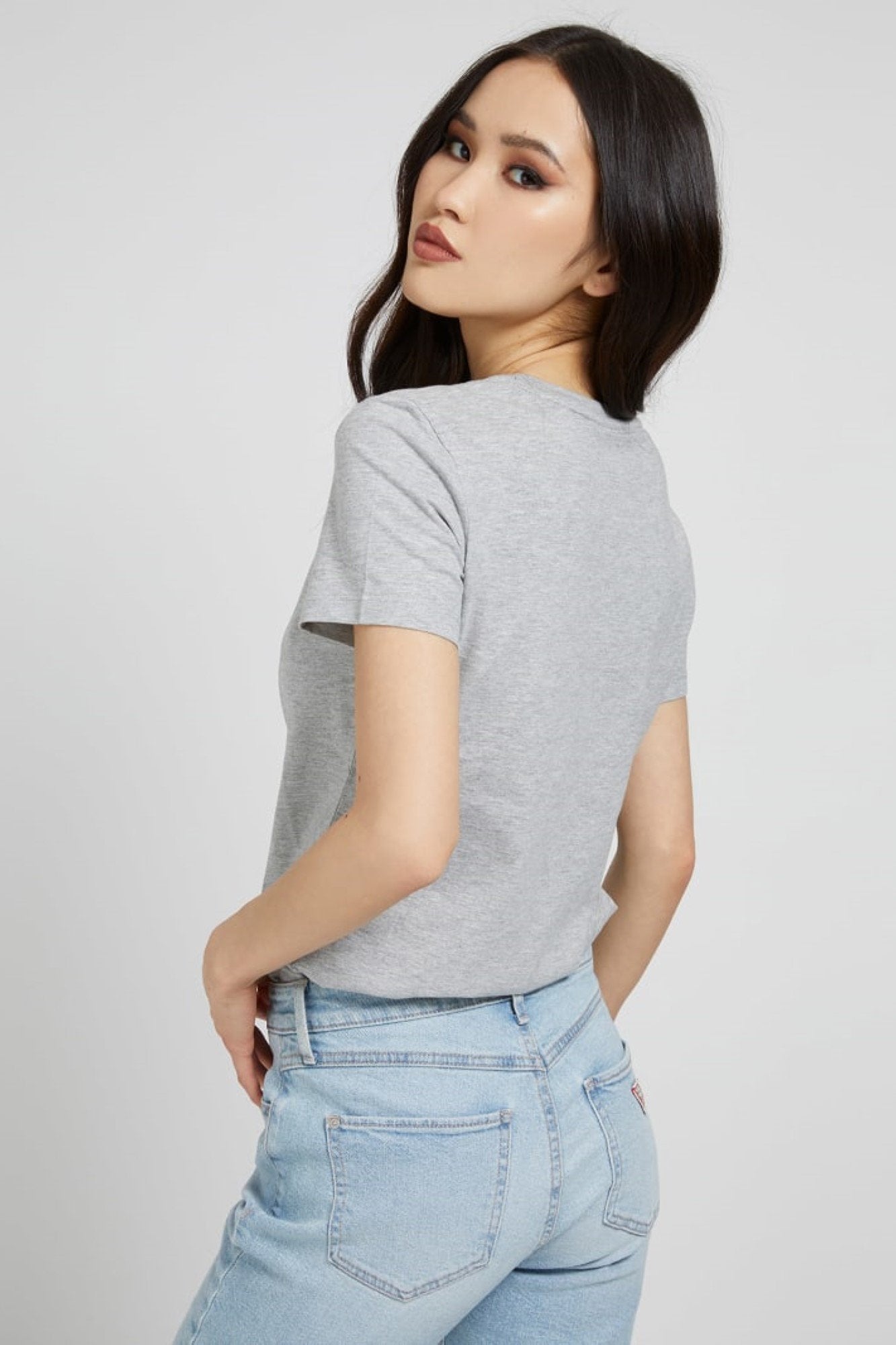 Tricou GUESS W1YI1BI3Z11 - Culoare: Gri - img. 2 \ ALB, ALBASTRU, FEMEI, GLOBAL, GRI, GUESS, IMBRACAMINTE, LOGO, NEGRU, SPRING/SUMMER '23, SS23, TRICOURI, W1YI1BI3Z11
