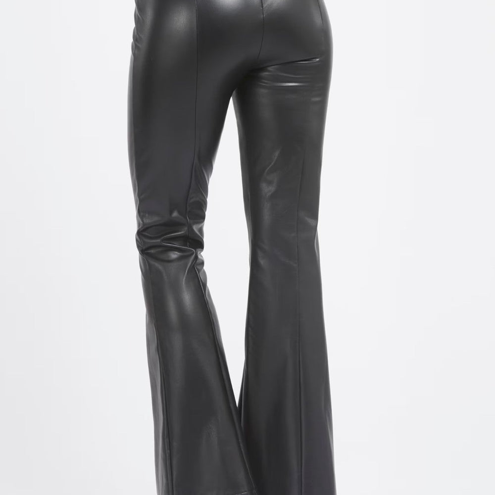 
                      
                        Pantaloni GUESS evazati IMBRACAMINTE GUESS   
                      
                    