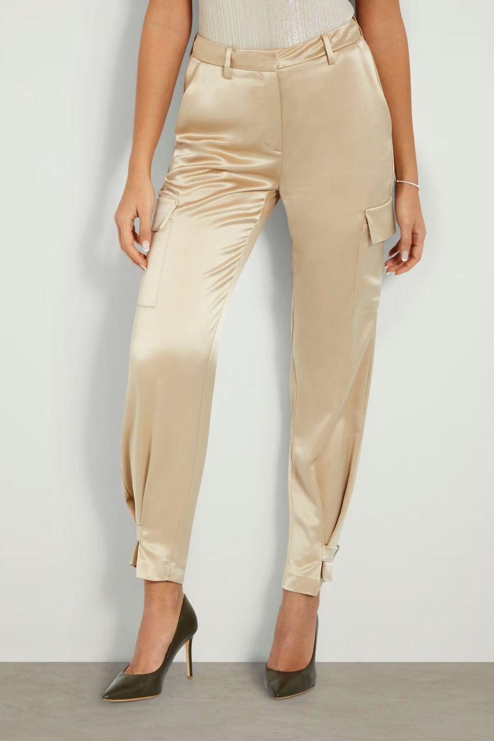 Pantaloni GUESS Dama Din Satin Stil Cargo Cu Talie Medie Si Croiala Dreapta IMBRACAMINTE GUESS Bej XS 762610131733