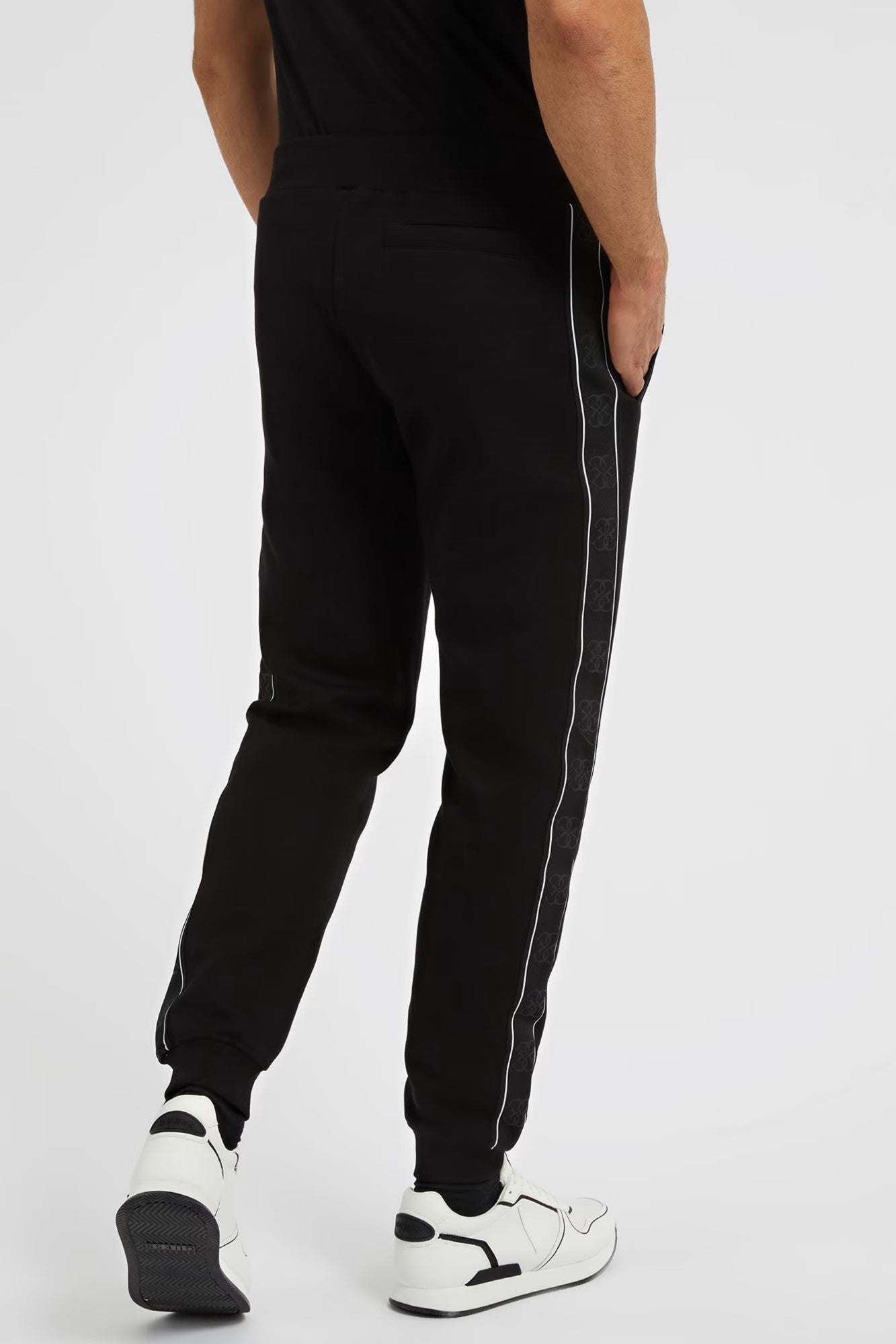 Pantaloni sport Barbati GUESS cu buzunare laterale pentru antrenament ARTICOLE SPORT GUESS   