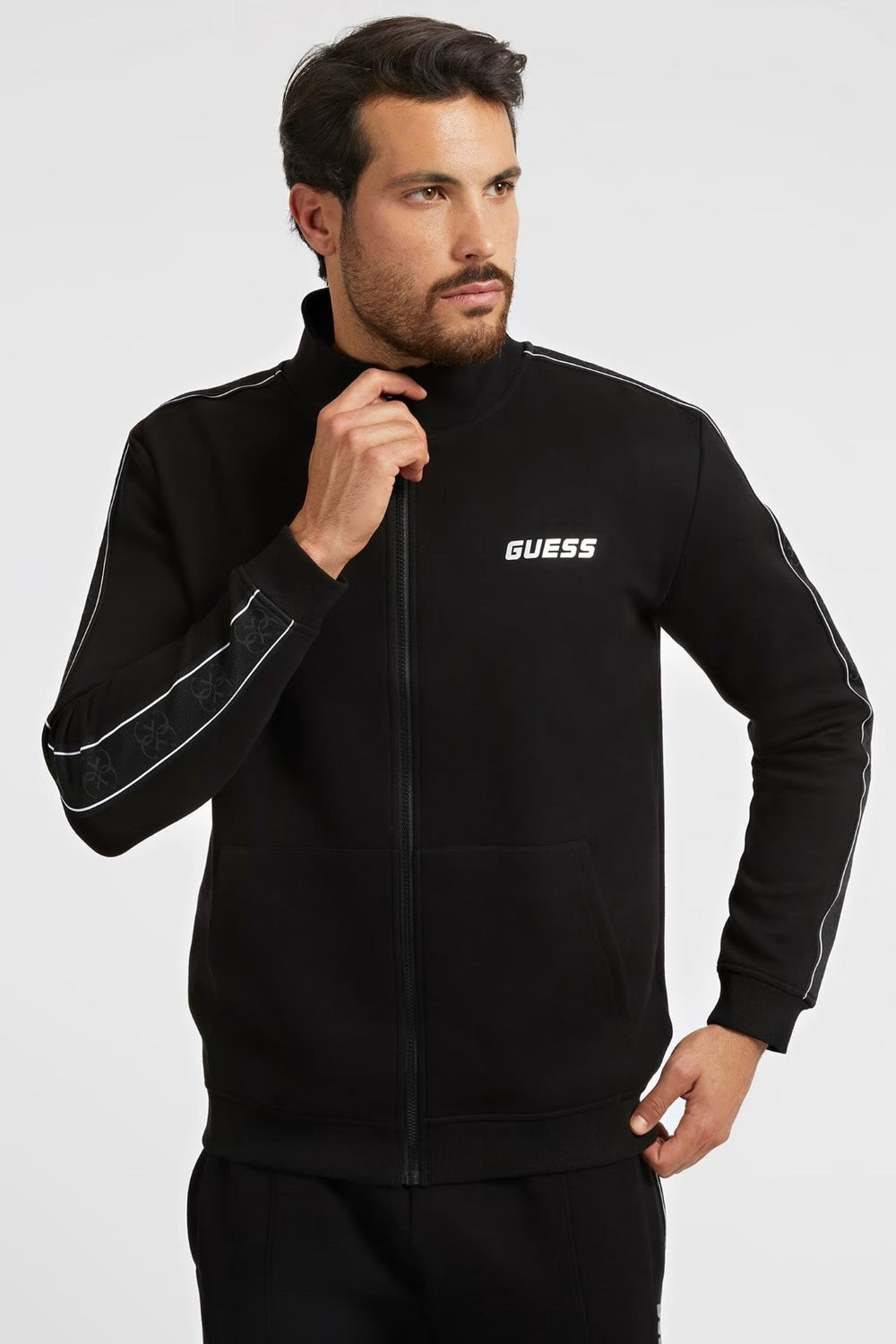 Bluza sport Barbati GUESS cu fermoar si buzunare laterale ARTICOLE SPORT GUESS Negru S 7621701140272